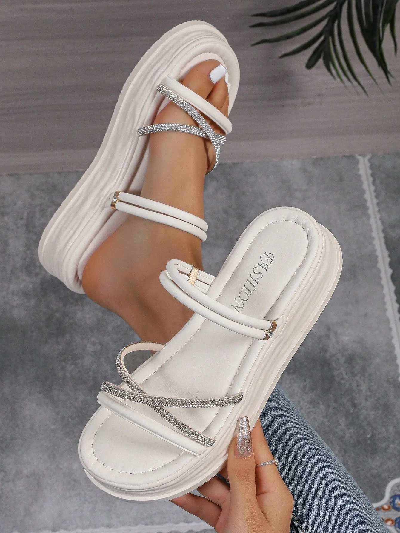 2024 New Summer Soft Leather Soft-Sole Anti-Slip Comfortable Hook And Loop Women's Flat Sandals