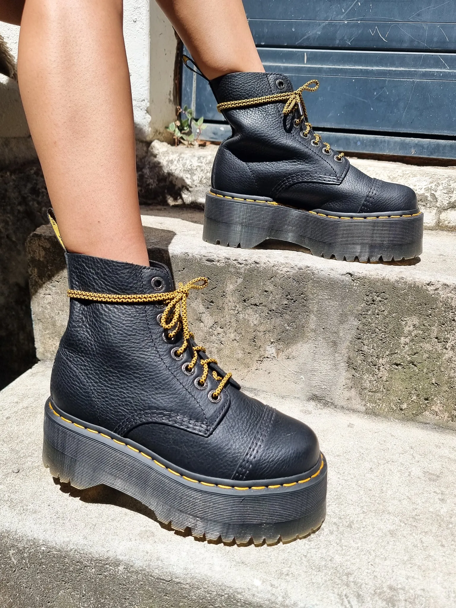 DR. MARTENS SINCLAIR MAX BLACK MILLED LEATHER